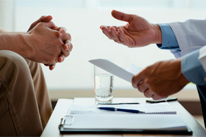 Врач консультирует пациента