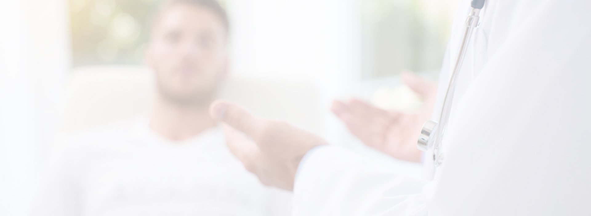 Врач объясняет пациенту методику